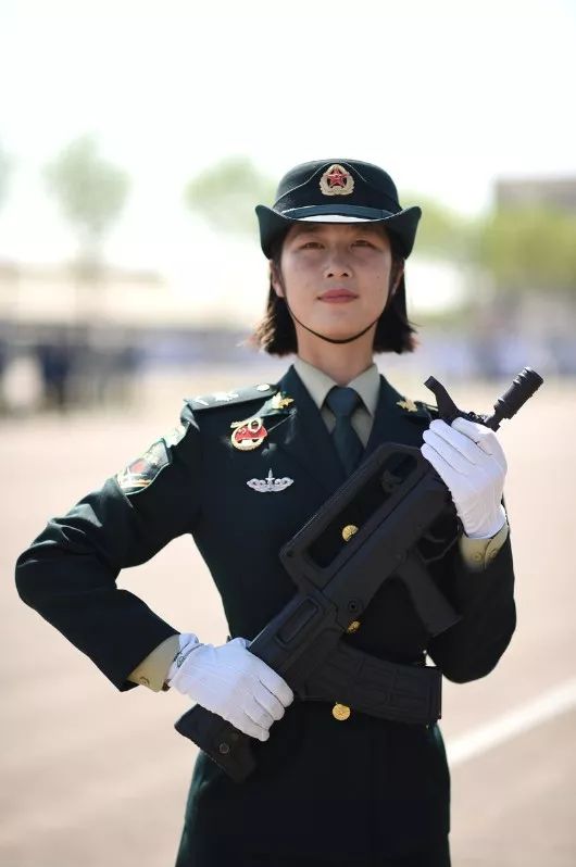 國(guó)慶閱兵最美女兵，榮光背后的堅(jiān)韌與毅力